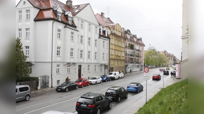 Vor allem Platz für - fahrende wie parkende - Autos: So wie hier bei der Boschetsrieder Schule sind die Prioritäten an vielen Straßen gesetzt. (Foto: job)