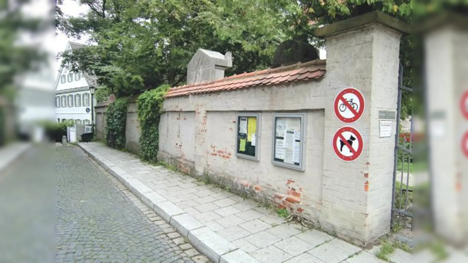 Der Zahn der Zeit nagt an der Außenmauer des Bogenhausener Friedhofs bei St. Georg  kein schöner Rahmen für die Prominentenruhestätte.    	 (Foto: ikb)