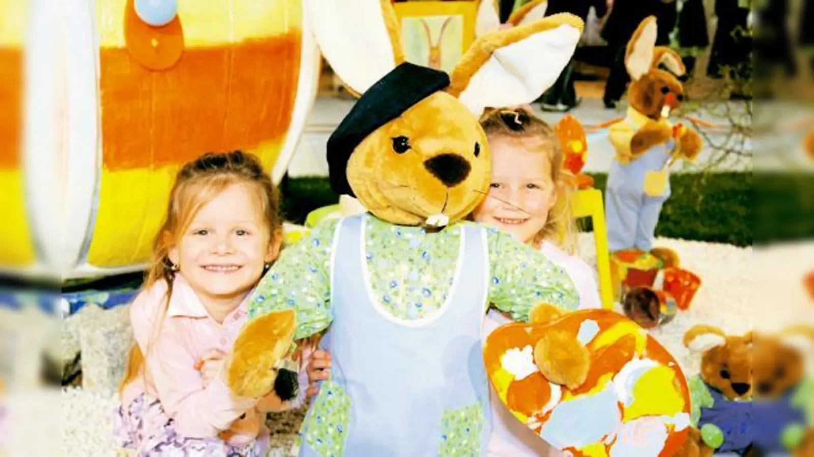 Eine wunderschöne Bilderbuchgeschichte rund um die Familie Schlappohr erwartet Groß und Klein im  (Foto: Hier ist Mutter Wilhelmine in ihrem Atelier damit beschäftigt, Ostereier anzumalen.)