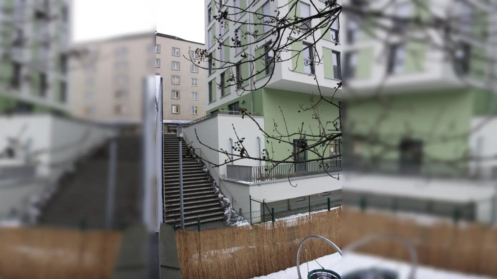 Die Treppe am Clearinghaus ist jetzt zugänglich. Das SkF-Krippengelände liegt direkt daneben (am Zaun vorne). (Foto: job)