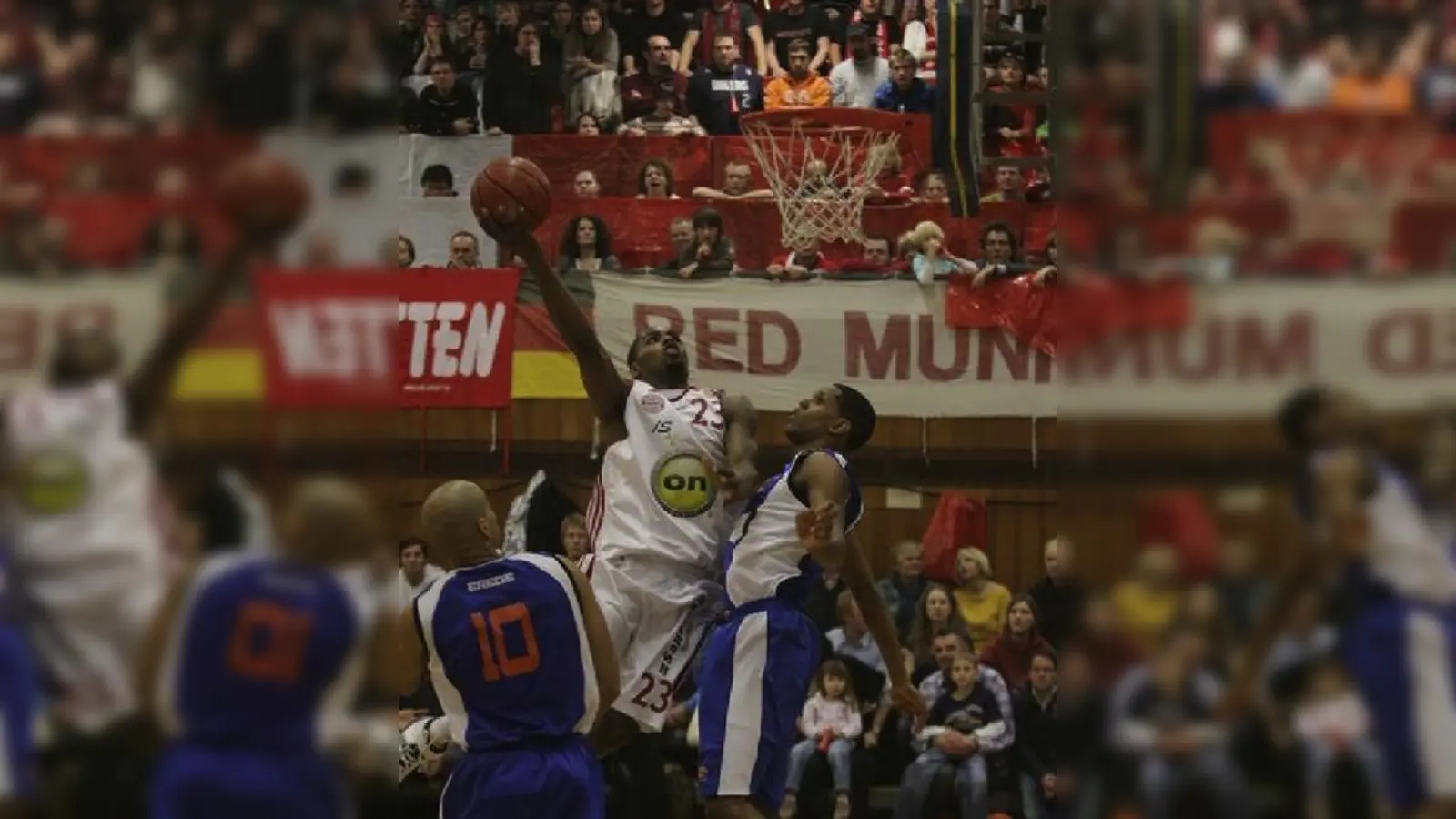 Souverän: Bayern-Guard Kenny Barker (Mi.) beim Layup gegen zwei Bayreuther.  (Foto: Mike Gangkofner)