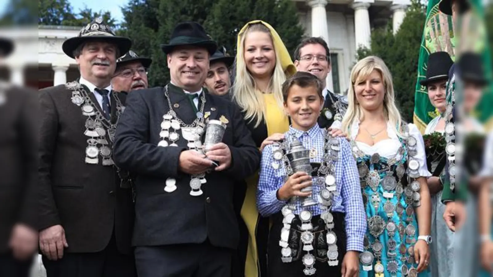 Siegerfoto mit Münchner Kindl: Karl-Heinz Kreft, Markus Kössler und Bettina Kaim (vordere Reihe) sind die Landesschützenkönige 2016.	 (Foto: BSSB)