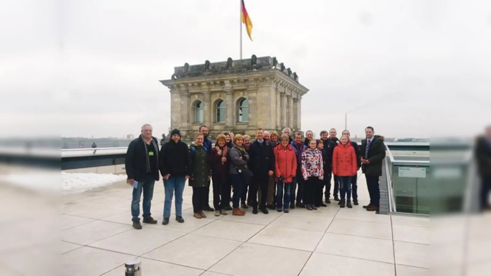 Auf dem Dach des Reichstags: Die Mitglieder der Musikkapelle Poing besuchten auch ihren Bundestagsabgeordneten Andreas Lenz (rechts).	 (Foto: Büro MdB Andreas Lenz)