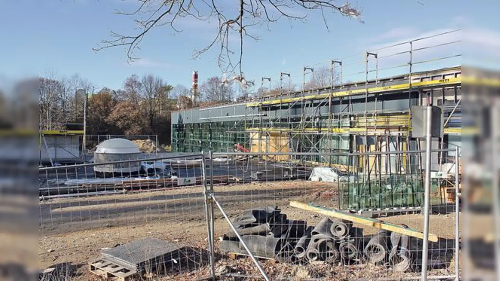 Von Außen noch eine Baustelle, doch im Inneren geht die Sanierung des Cosimawellenbades nun wieder zügig voran. Im Sommer rollt die Welle wieder.	 (Fotos: ahi)