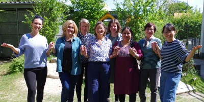 Das Team von Treffam besteht aus vielen helfenden Händen, darunter (v. l.): Lilli Brkic, Iskra Petkova, Corinne Mortoray, Ursula Maier (Leiterin), Margareta Beck, Jyoti Prabhjot, Louba Chauska und Hyeyoung Kim. (Foto: kö)