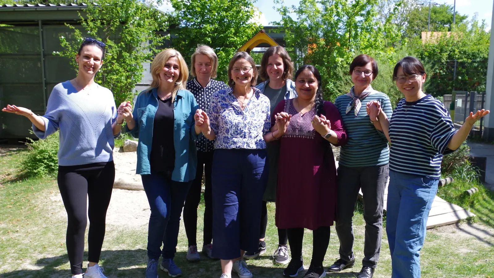 Das Team von Treffam besteht aus vielen helfenden Händen, darunter (v. l.): Lilli Brkic, Iskra Petkova, Corinne Mortoray, Ursula Maier (Leiterin), Margareta Beck, Jyoti Prabhjot, Louba Chauska und Hyeyoung Kim. (Foto: kö)