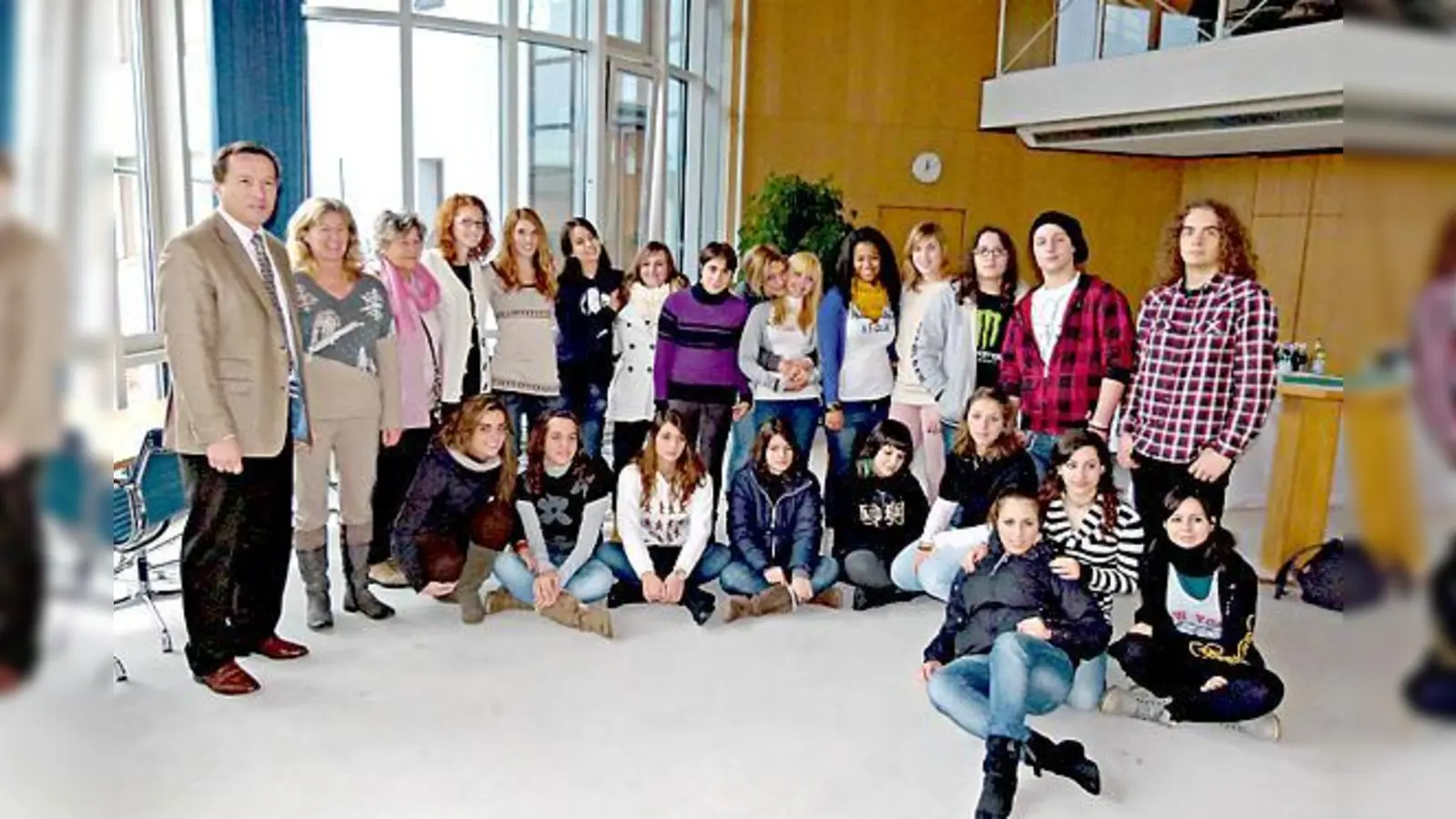 Vizelandrat Max Gotz und Eva Lorenz vom Korbinian-Aigner-Gymnasium begrüßten Barbara Kreetz (3.v.l.) sowie die 21 Gastschüler aus dem italienischen Ancona.	 (Foto: bb)