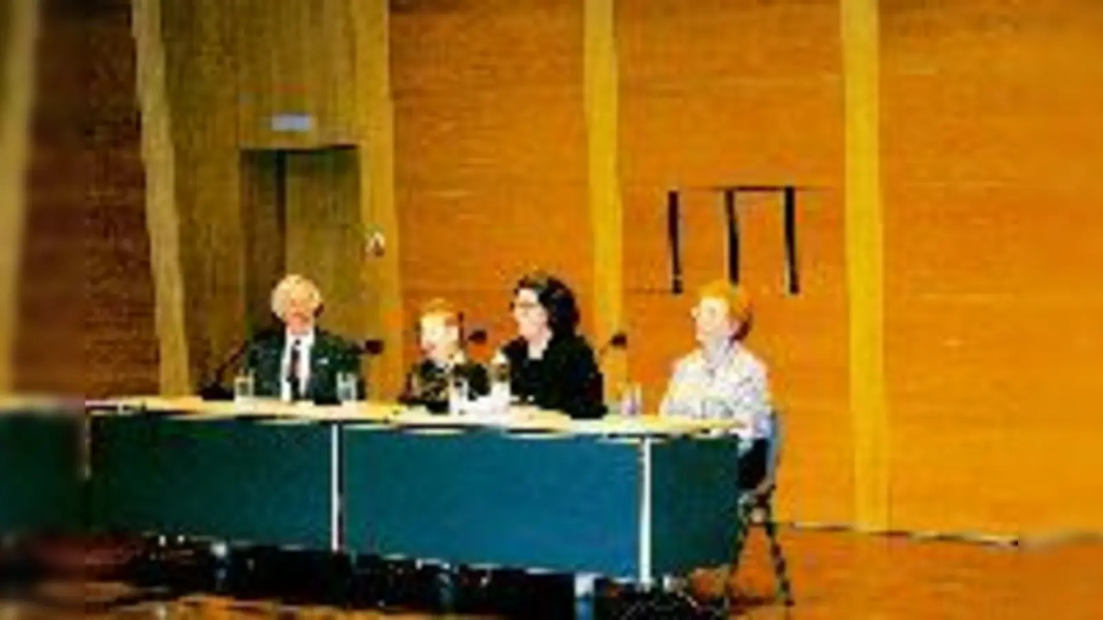 Auf den Spuren jüdischen Lebens in Au und  (Foto: zur Ausstellungseröffnung kamen Rolf Menzias und Bertha Leverton aus London und Inge Sadan aus Jerusalem, hier im Gespräch mit Ellen Presser (2.v.r.), Leiterin des Kulturzentrums der Israelitischen Kul)