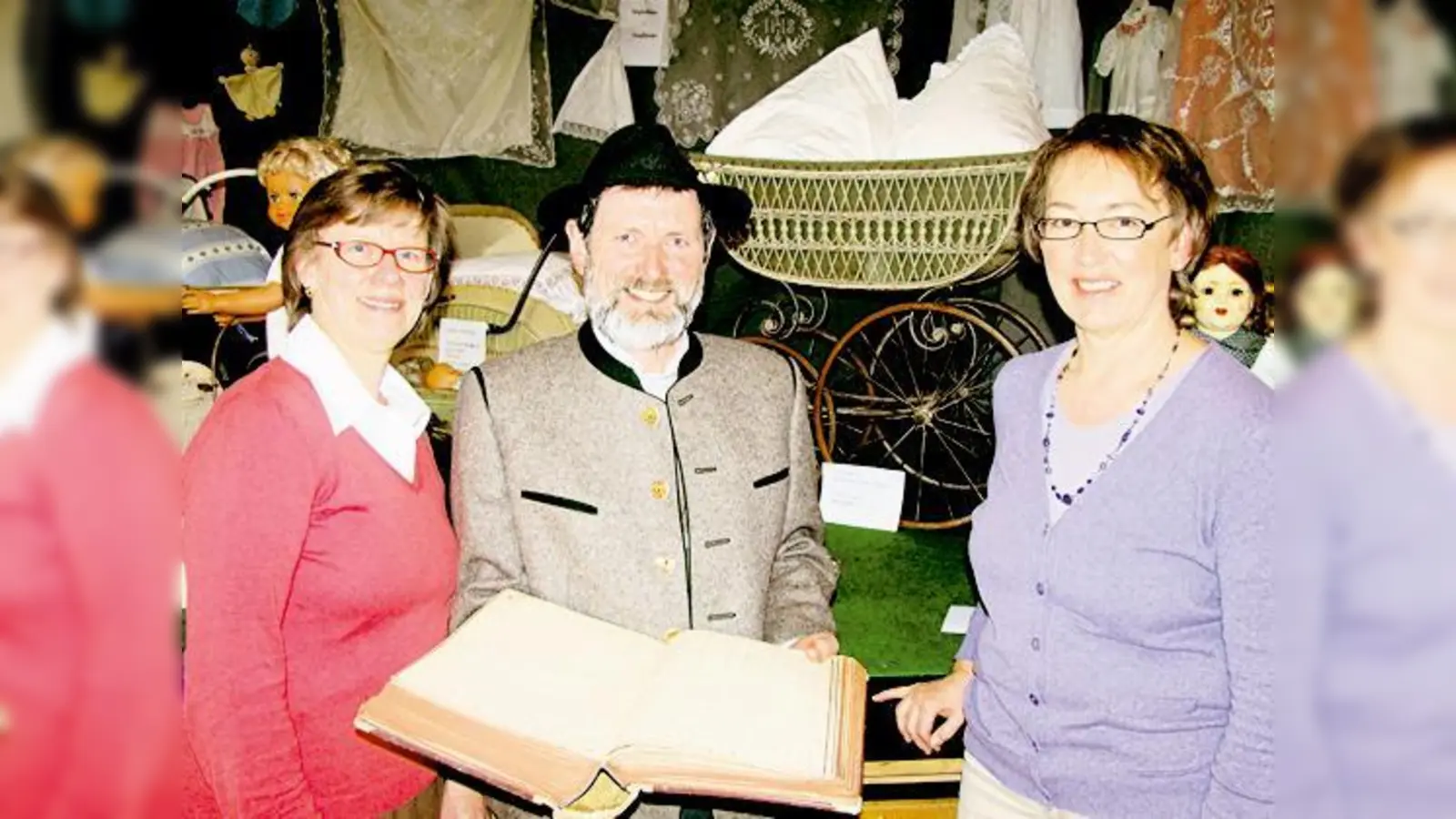 Irmgard Karg, Josef Karl und Irmgard Voglsinger vor einem alten Kinderwagen, der von einem Bürger für die Ausstellung zur Verfügung gestellt wurde.	 (Foto: Ka)