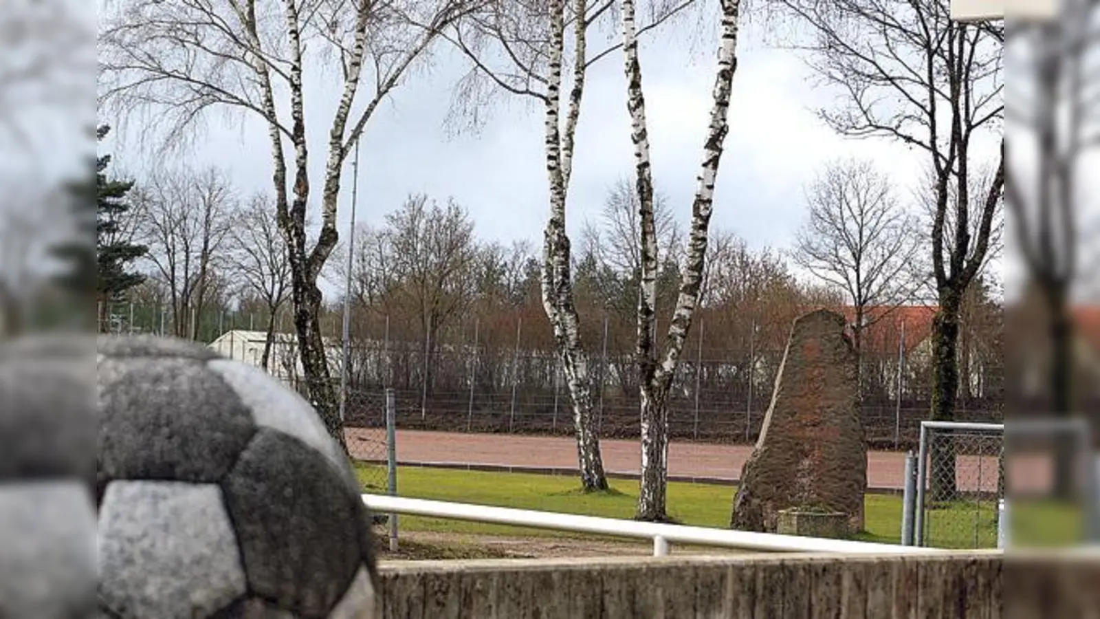 Versperrt ist der Weg zu einem Kunstrasenplatz, der dringend den abgenutzten  Rote-Erde-Platz im Sportzentrum Neubiberg ersetzen soll.	 (Foto: Boschert)