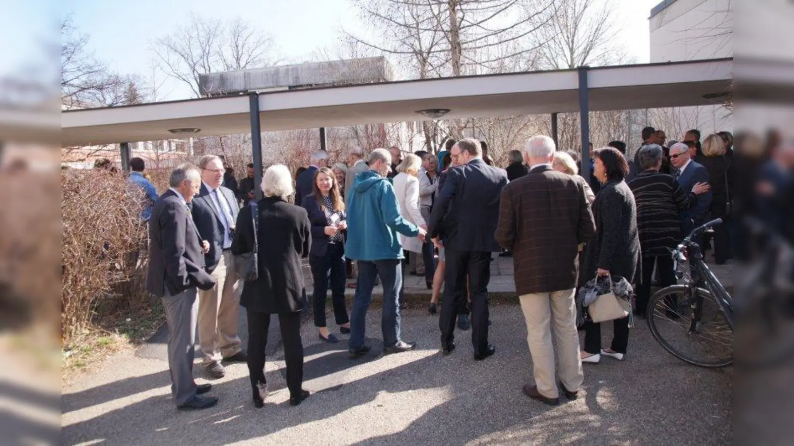 Empfang in der Sonne: Anlässlich des 50. Geburtstags des Käthe-Kollwitz-Gymnasiums entschied sich auch das deutsche Märzwetter für gute Laune. Die Gäste konnten den Empfang draußen genießen. (Foto: iab)