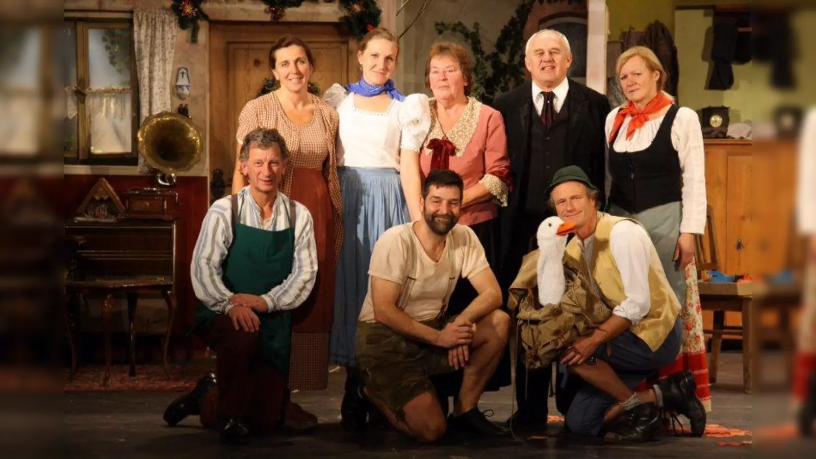 Das Landstorfer Ensemble spielt im Theater Gut Nederling das Stück „Da Austrags-Schwindel“: Silvia Norbach, Lissi Droßbach, Hanni Reis, Franz Rubey, Wiltrud Steiger (stehend v.l.), Ludwig Schaffernicht, Michael Konle und Peter Landstorfer (vorne v.l.). (Foto: pi)
