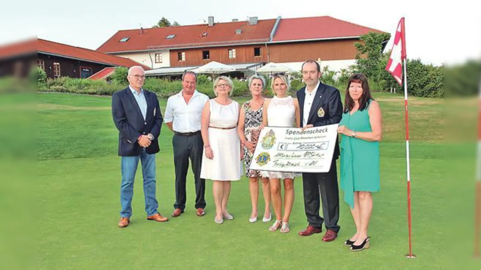 Scheckübergabe 10.000 Euro (v.l.n.r.): Sepp Schiffler (Lions Club), Markus Fauth, Gabriele Sperber, Doris Keymer, Kathrin Fritz (alle Mittelschule Haar), Helmut Dittrich (Präsident Lions Club), Christa Beyer (Rektorin Mittelschule Haar).  (F: priv)