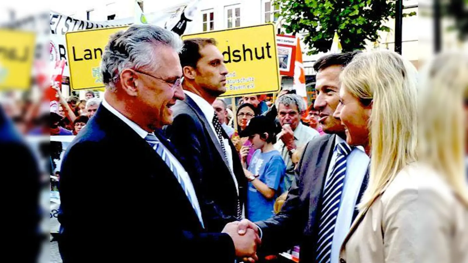 Begrüßt wurde Innenminister Joachim Herrmann von Max Gotz und Ulrike Scharf, umringt von 400 schweigenden  Demonstranten.	 (Foto: bb)