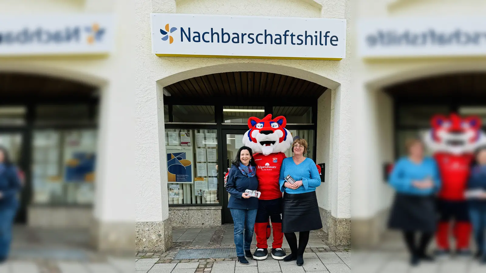 Das Maskottchen der SpVgg Unterhaching, Fonsi, überreichte die Freikarten für das Spiel gegen Lübeck an die Geschäftsführerin der Nachbarschaftshilfe, Andrea Schatz (r.) und Veronika Cipic (l. Vorstand NbH).  (Foto: Nachbarschaftshilfe )