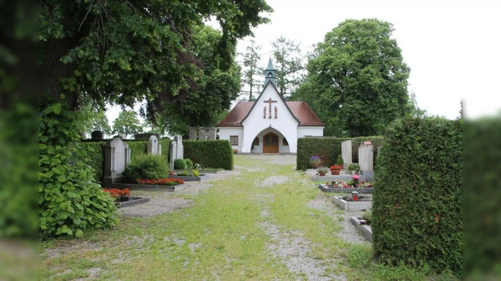 Tatort Friedhof: In letzter Zeit häuften sich die Meldungen von entwendeten Blumen und Deko-Artikel bei der Gemeinde auf Gilchings Friedhöfen. (Foto: Gemeinde Gilching)