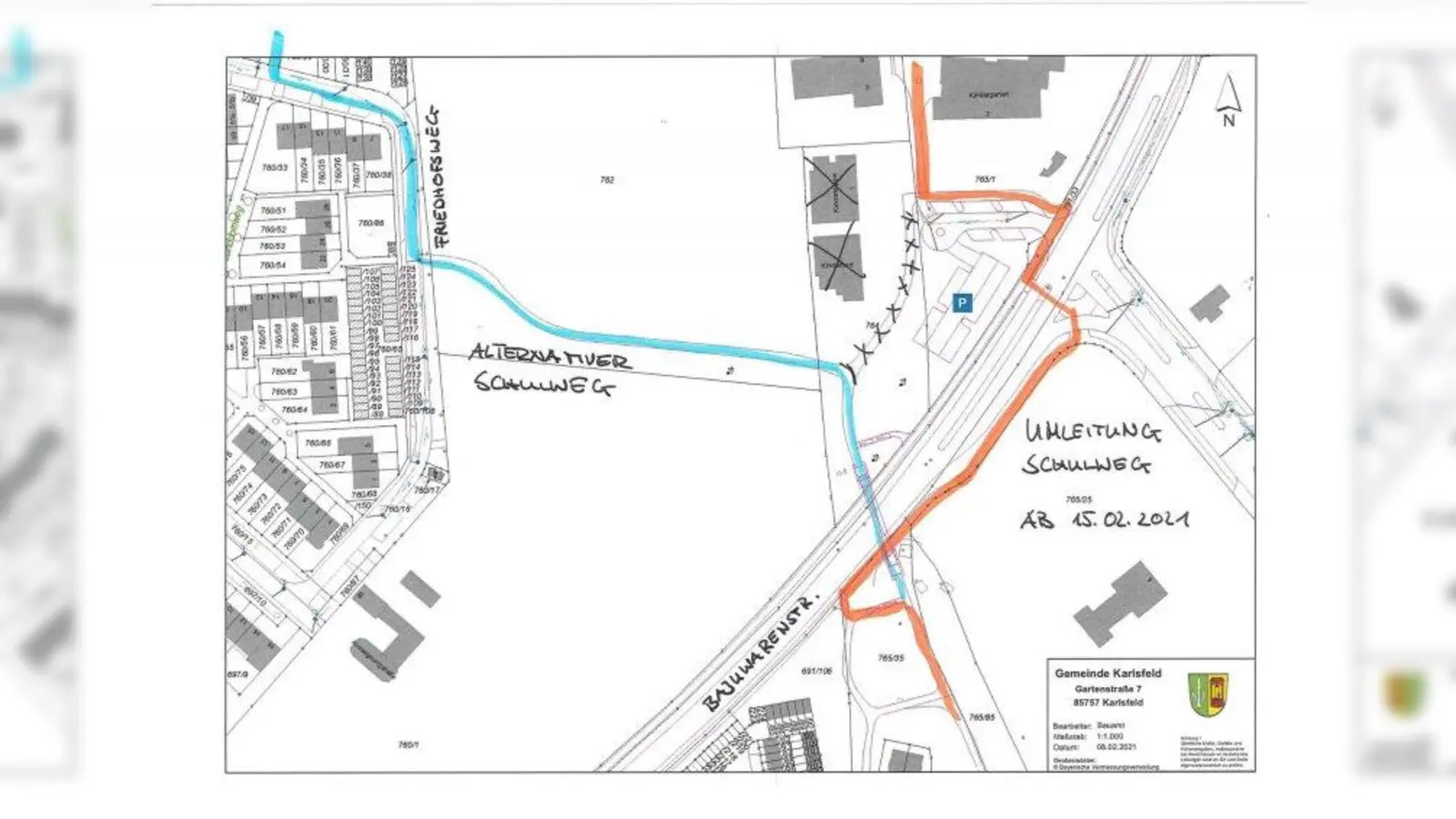 Im Zuge der weiteren Bauarbeiten an der neuen Grundschule wird die Fahrradrampe (mit schwarzem X gekennzeichnet) wegfallen. Dieser Bereich wird komplett gesperrt. Die Umleitung Schulweg (rot) sowie der alternative Schulweg (blau) wird über den Friedhofsweg erfolgen. (Foto: Gemeinde Karlsfeld)
