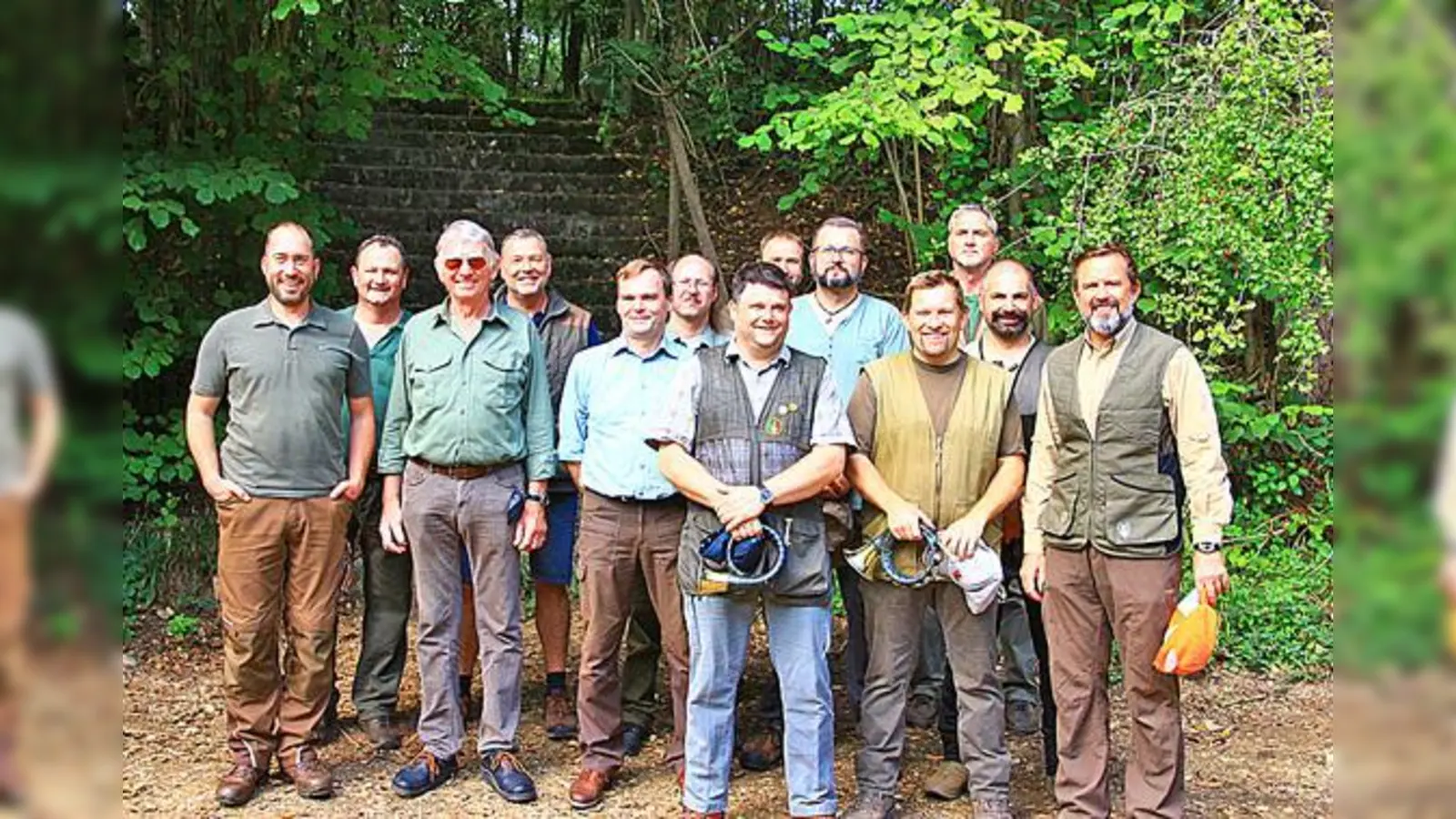 Die Teilnehmer des Schießens mit den drei Siegern (vorne von rechts) Thomas Schreder (3.), Markus Kastl (2.) und Josef Pfanzelt (1.)	 (Foto: VA)