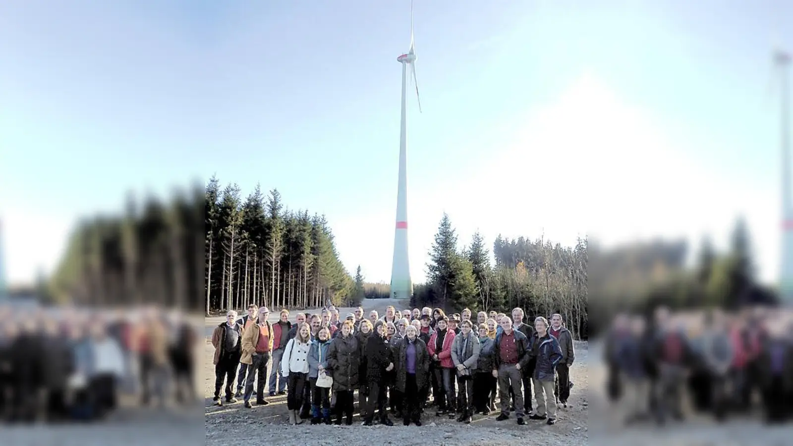Die Exkursionsteilnehmer vor einer Windkraftanlage bei Wilpoldsried.	 (Foto: privat)