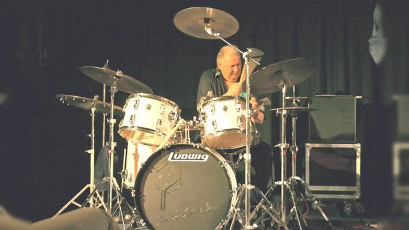 Jazz-Drummer Charly Antolini bringt das Pelkovenschlössl zum Beben.	 (Foto: Uli Krautwasser)