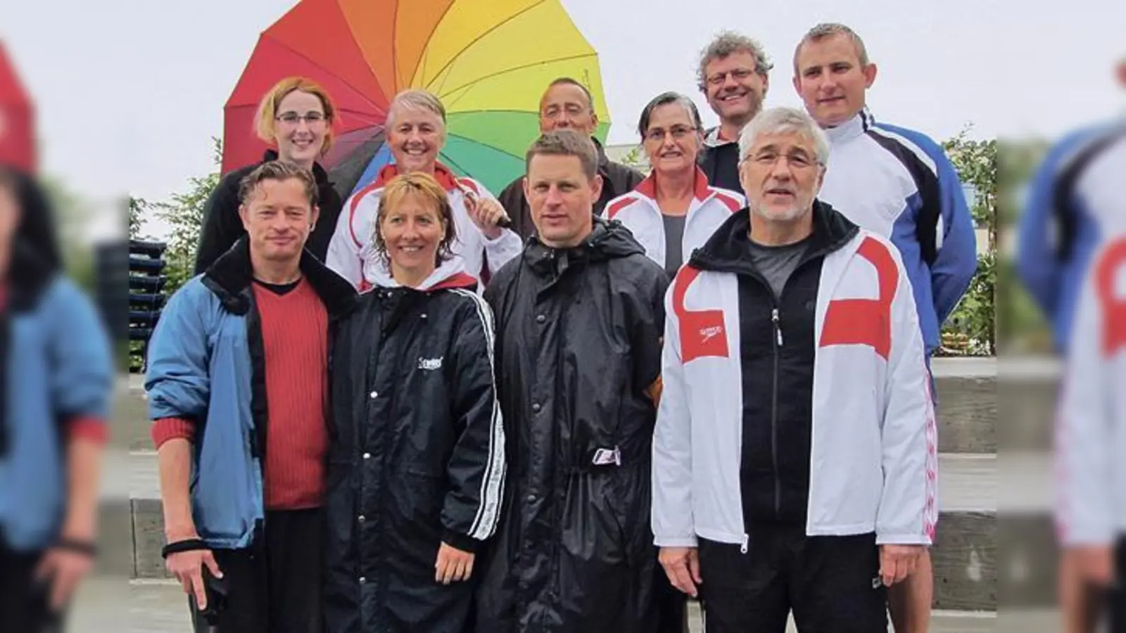 Nass im Wasser, nass auch draußen trotz des Schirms: Die Lohhofer nahmen es mit Humor.	 (Foto: VA)
