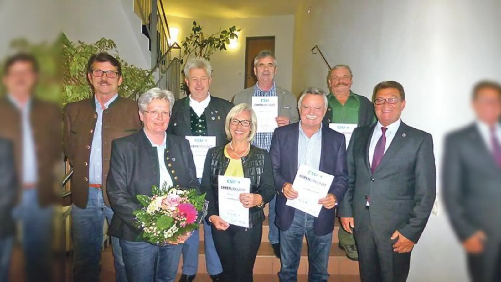 Anni Wachinger (vorne links) und Bürgermeister Roland Frick (vorne rechts) mit einigen der Geehrten.	 (Foto: CSU Pliening)