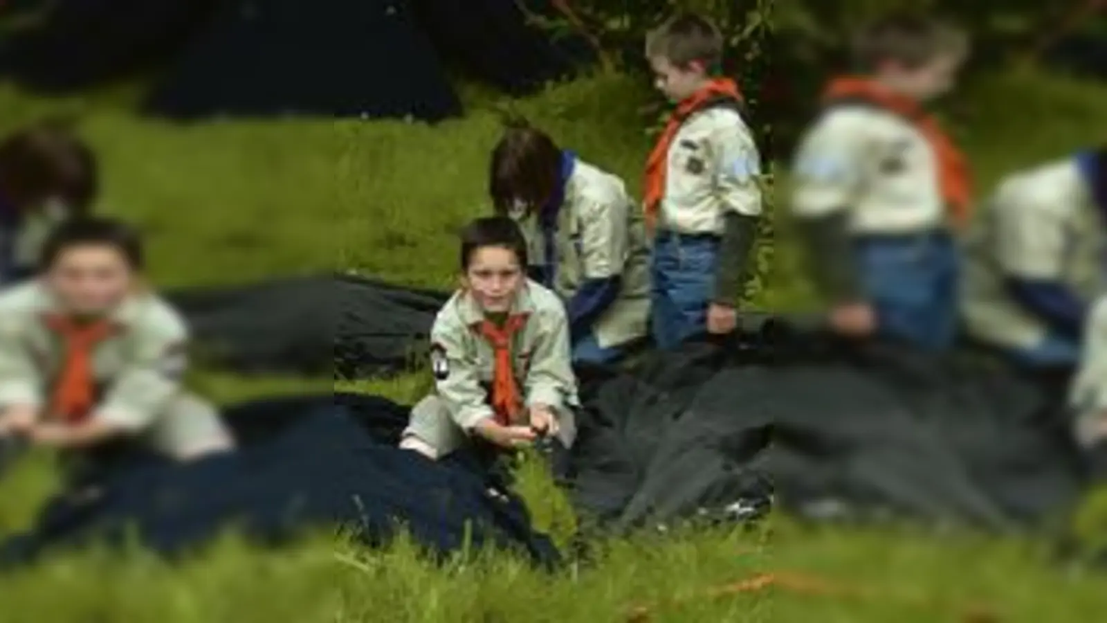 So wie diese bauen am 9. August 2000 Pfadfinder ihre Lagerstadt in der Messestadt auf.	  (Foto: Privat)