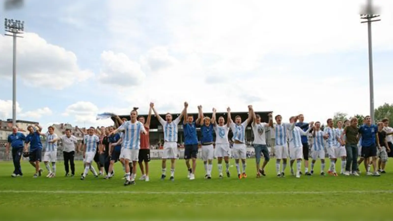 Große Freude über den Einzug ins Halbfinale um die deutsche Meisterschaft nach dem entscheidenden 2:0-Sieg gegen den FC Bayern. 	 (Foto: A. Wild)