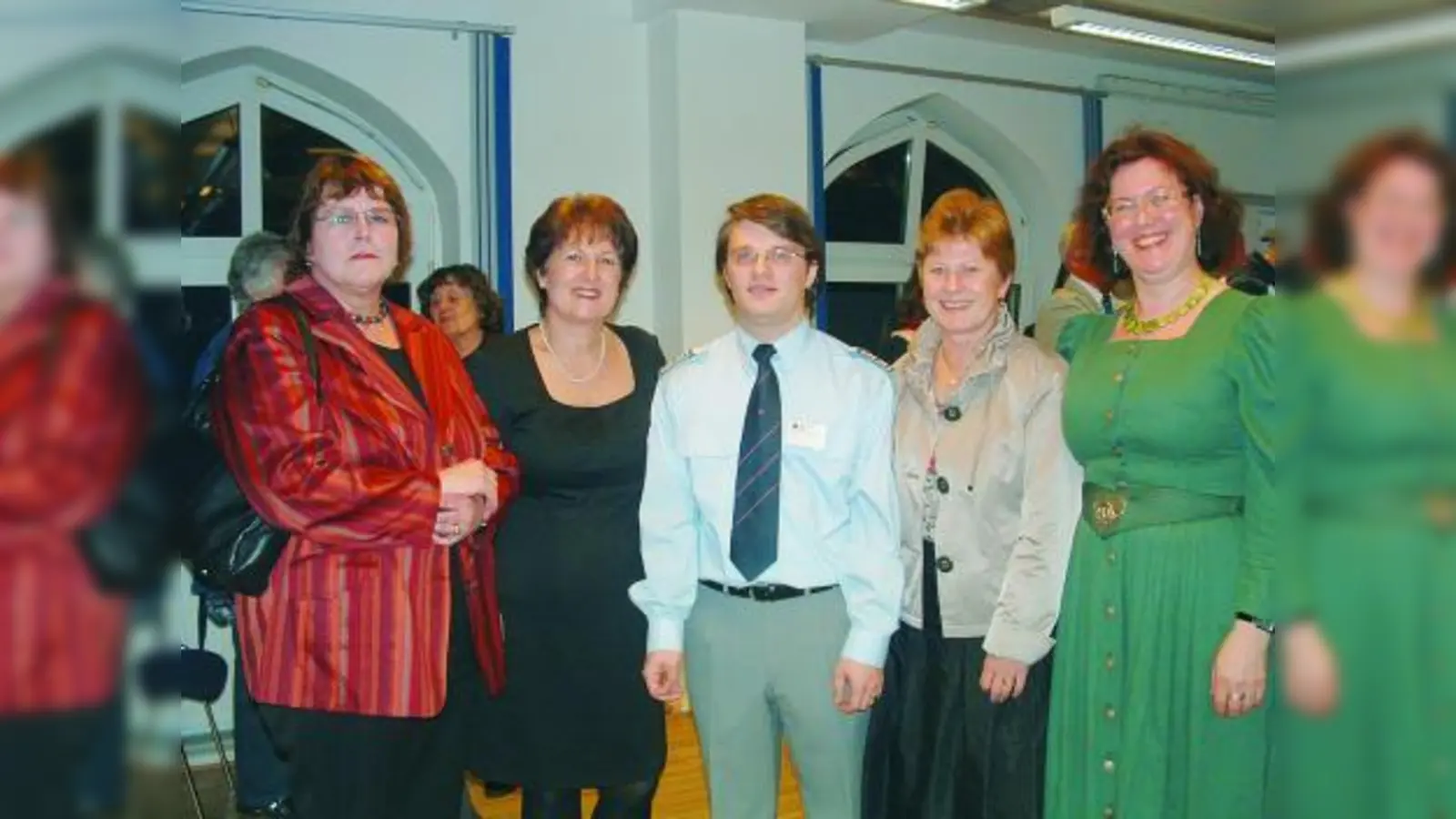 Umrahmt von Würmtal-Bürgermeisterinnen: v.l. Ilse Weiß, Christine Borst, BRK-Bereitschaftsleiter Georg Voit, Annemarie Detsch und Heidi Plank-Schwab. (Foto: bb)