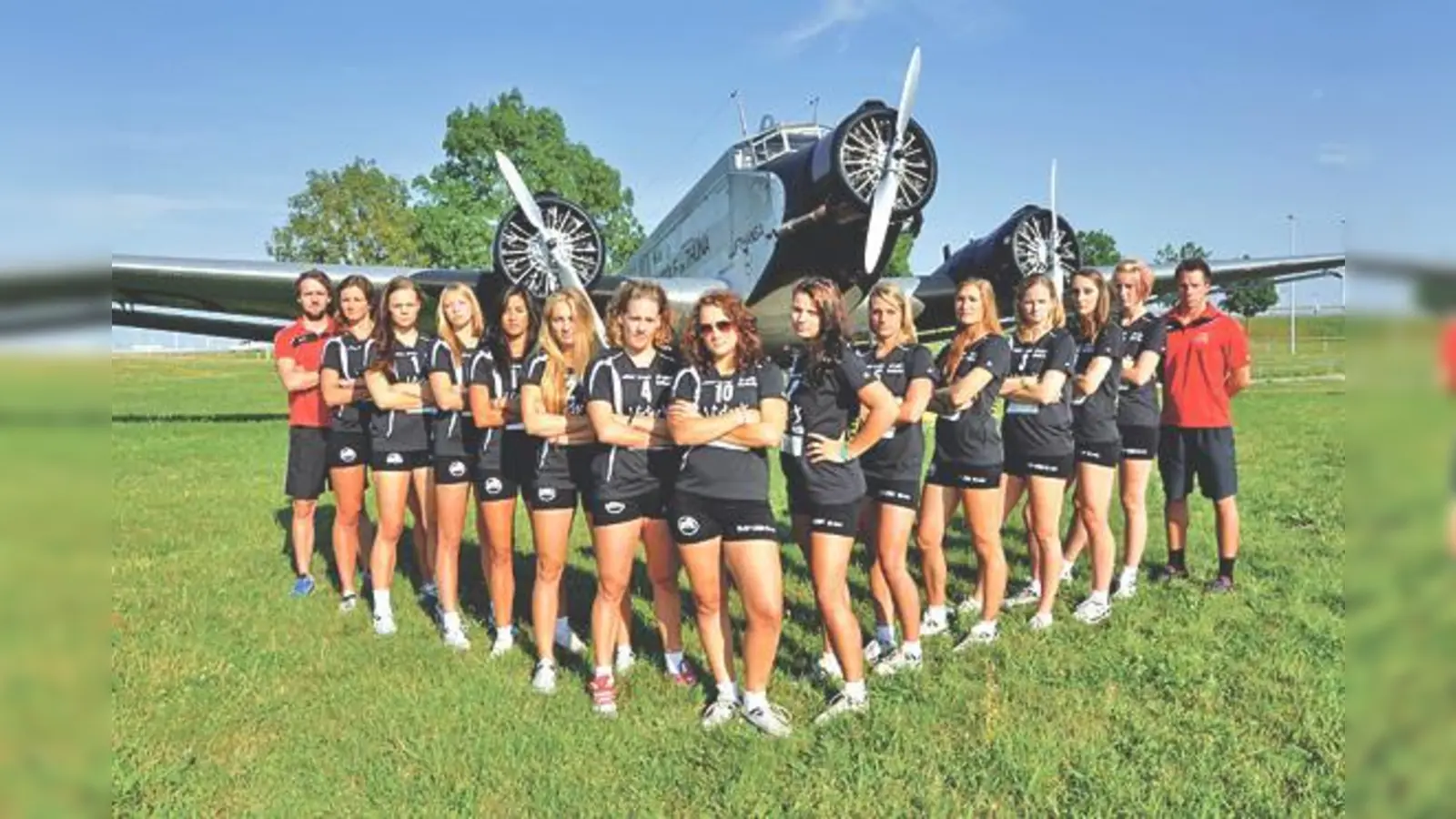 Schwitzen derzeit für die Saison: Die Lohhofer Volleyballerinnen mit Trainer Koch (links).	 (Foto: Verein)
