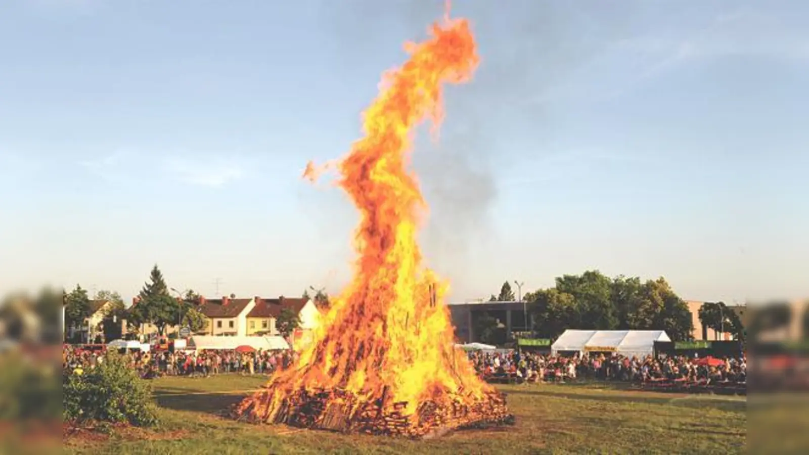 Dem Sonnwendfeuern wird eine reinigende Heilswirkung nachgesagt. 	Am Freitag wird es um 20.45 Uhr auch in Ebersberg entfacht. 	 (Foto: BV Trudering)
