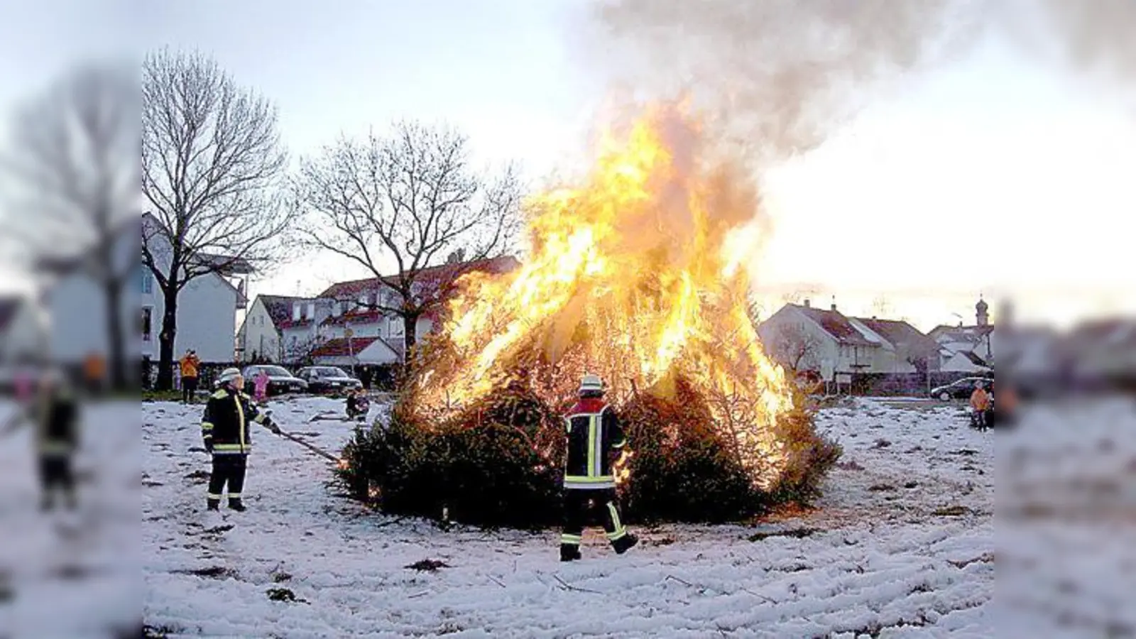 Beim Winterfeuer verbrennt die Freiwillige Feuerwehr Unterbiberg Christbäume.	 (Foto: privat)