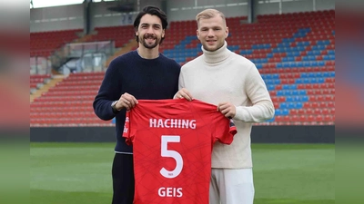 Unterhachings spielender Sportdirektor Markus Schwabl (links) mit Neuzugang Johannes Geis. (Foto: SpVgg Unterhaching)
