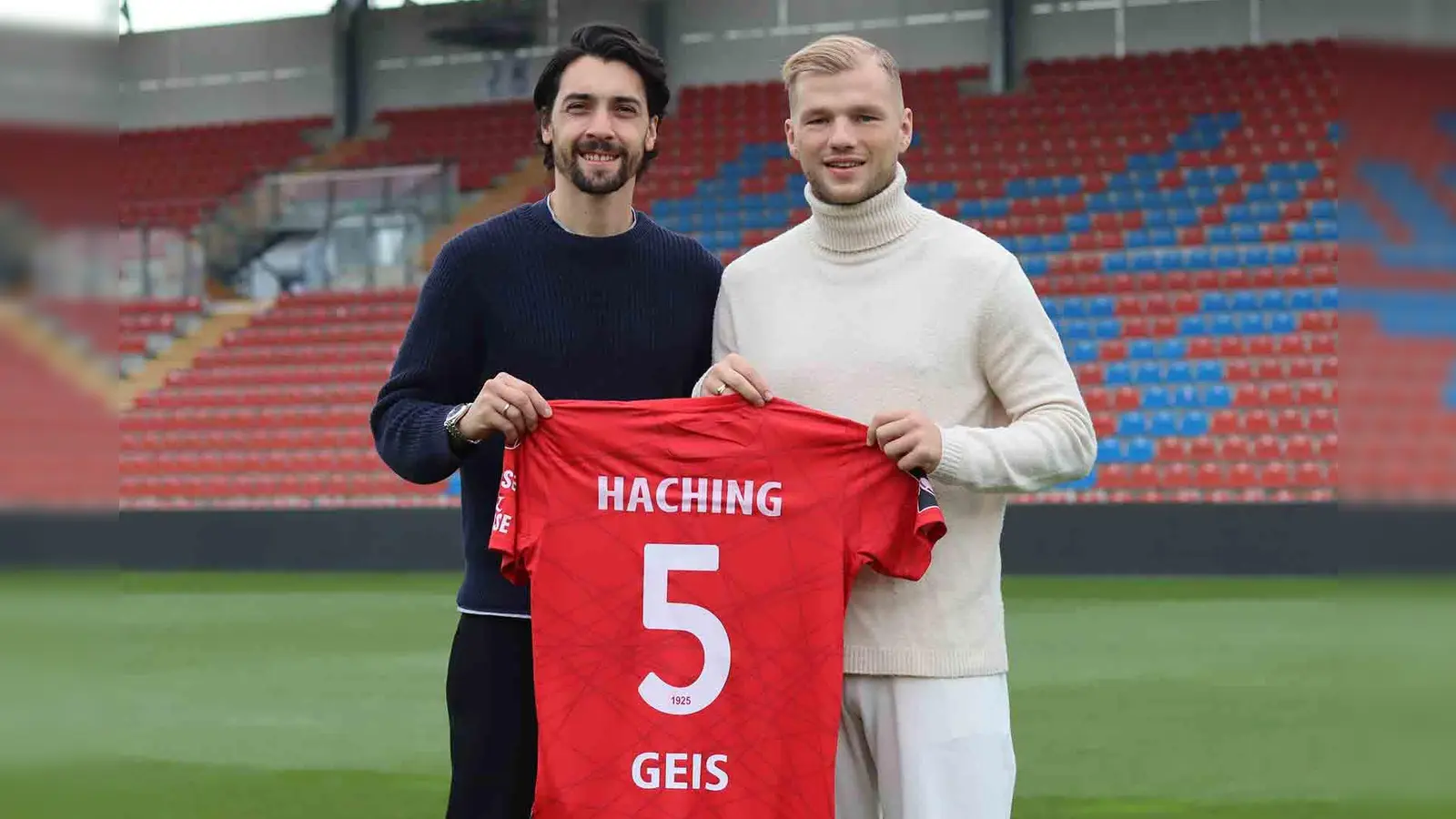 Unterhachings spielender Sportdirektor Markus Schwabl (links) mit Neuzugang Johannes Geis. (Foto: SpVgg Unterhaching)