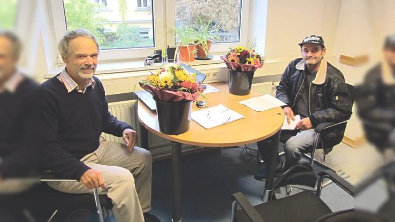 Der ehrenamtliche Rechtsanwalt Gerhard Grossmann (li.) mit dem 2000. Klienten des H-TEAM e.V.	 (Foto: H-TEAM)