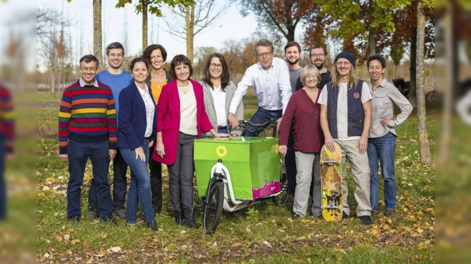 Die Grünen-Kandidaten für Laim der ersten 12 Listenplätze, von links (mit Listenplatz in Klammern): Gerhard Laub (6), Michael Beier (8), Nicola Fritz (5), Renate Spannig (9), Jutta Hofbauer (1), Stefanie Junggunst (3), Christian Hartranft (4), Ralf Grabuschnig (12), Lisbeth Haas (7), Tobias Hößl (10), Daniel Haas (2), Suny Kim (11). (Foto: Oliver Sold)
