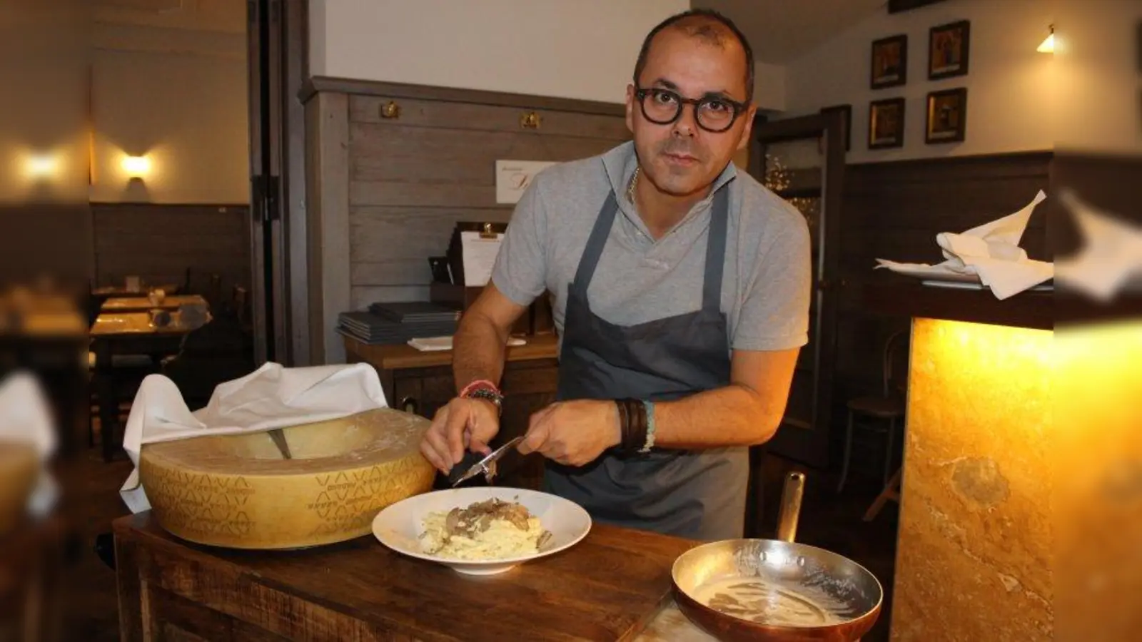 Chef Massimo Simone bereitet im Restaurant die Spezialität des Hauses, Strozzapreti Tartufo, zu. (Foto: sb)