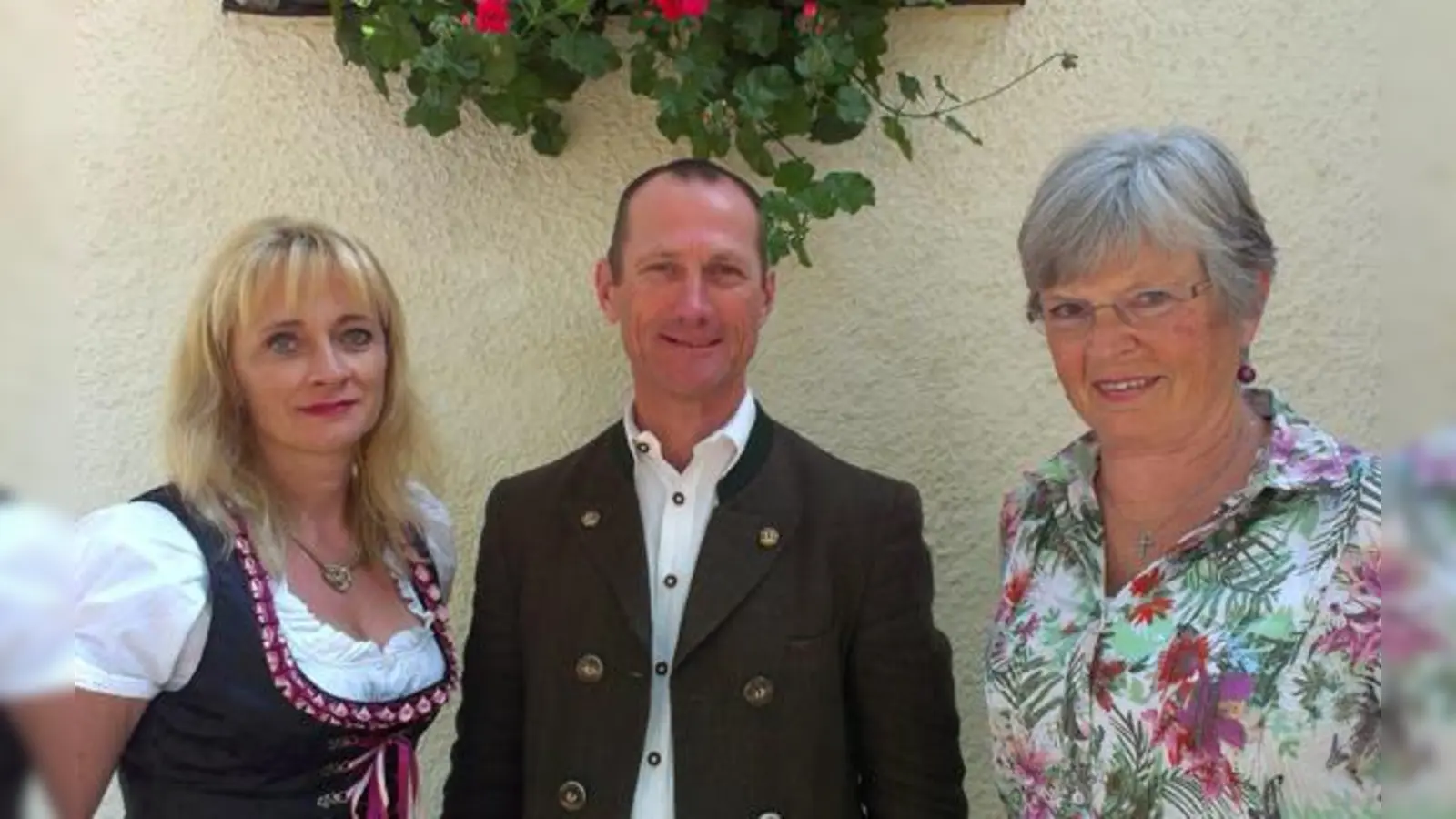 Die Leiterin des Truderinger Kindergartens St. Franz-Xaver, Jeannette Feuerecker (links), freut sich mit der Erzieherin Erika Marschall und dem FBSD-Vorsitzenden Horst Münzinger über die hohe Zustimmung zum »Dialekt im Kindergarten«.	 (Foto: FBSD)