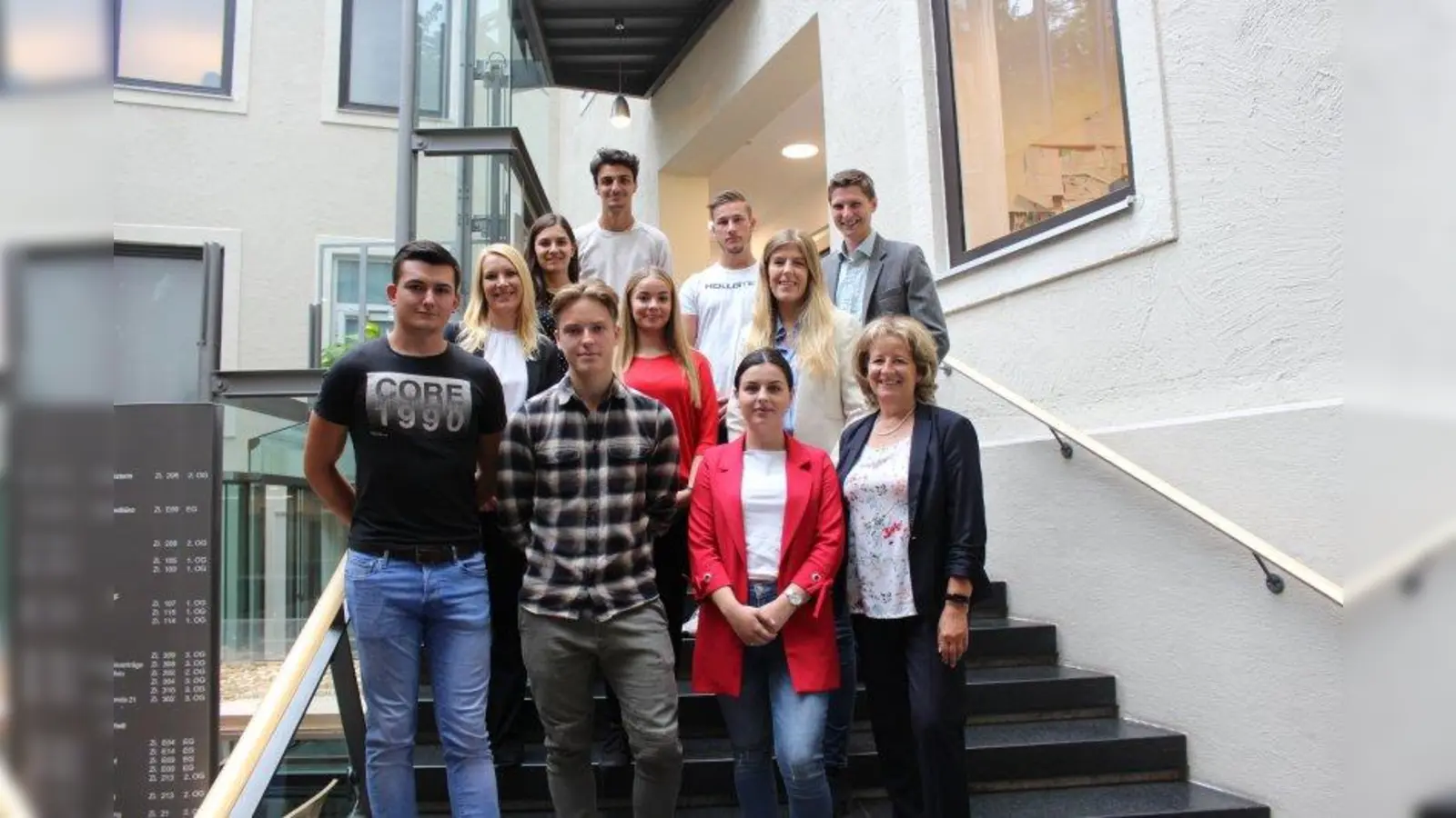 Bürgermeisterin Eva John heißt  mit Ludwig Beck (Amtsleiter Bürgerservice <br>und Verwaltung) und Stefanie Riedelsheimer (Personalverwaltung) die Neuen willkommen: Eileen Kerner, Julia Emschermann, Timon Gottfried, Robin Boos, Leonie Ollenik, Seyda Selin Özsoy, Gianluca Zandt und Pirmin Fürchow. (Foto: Stadt Starnberg)