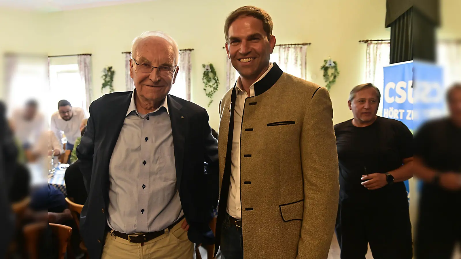 In Kirchheim gab es beim politischen CSU-Stammtisch Besuch von Dr. Edmund Stoiber. Begrüßt wurde er sehr herzlich von Bürgermeister Maxi Böltl. (Foto: Claus Schunk)