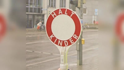 Wer Kindern im morgendlichen Verkehr sicher über die Straße helfen möchte, ist als Schulweghelfer willkommen.  (F.: lsc)