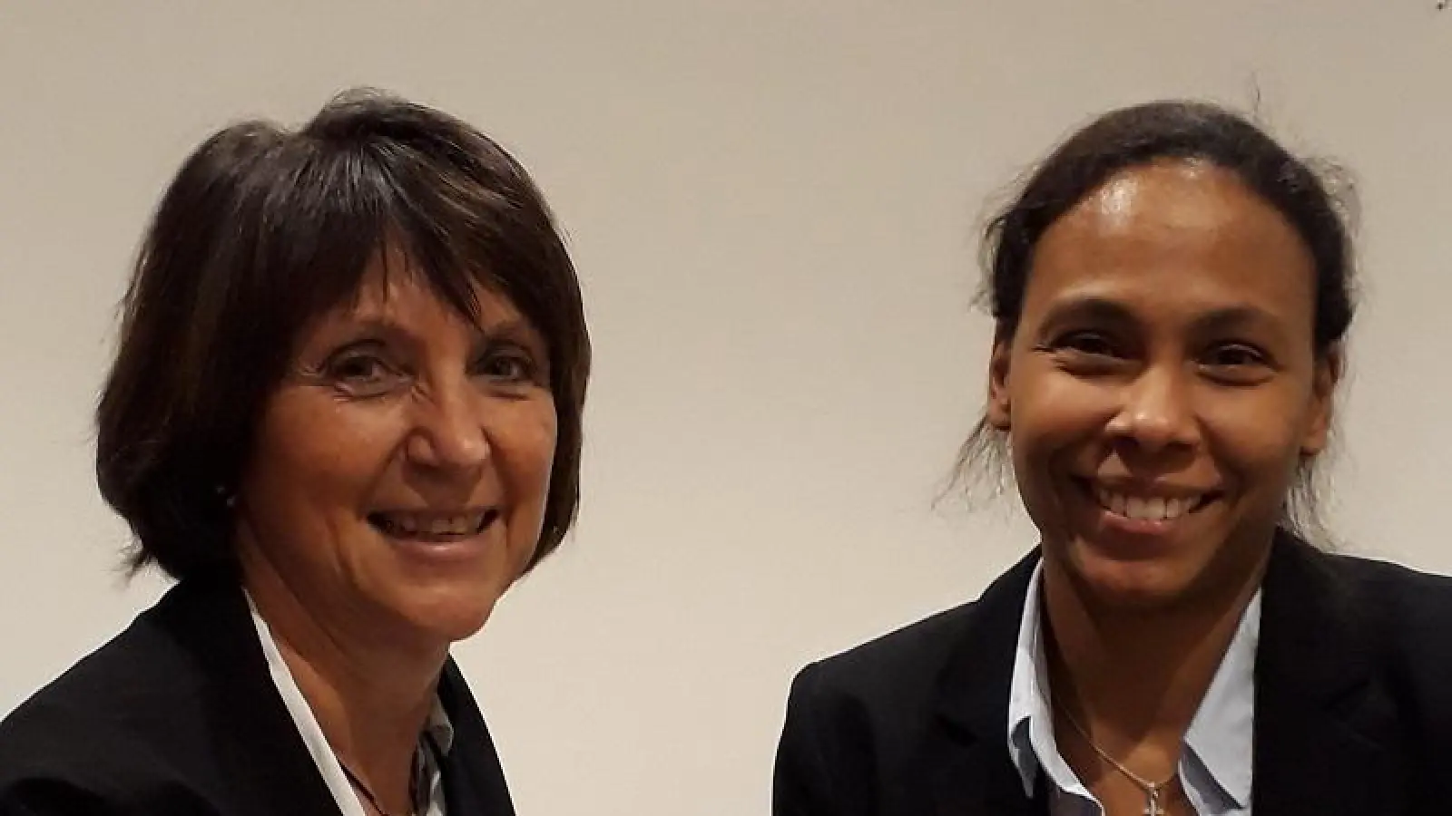 Leitungswechsel im Marienstift: Gislinde Dietz (links) und ihre Nachfolgerin in der Heimleitung Kristina Vincent. (Foto: Caritas München)