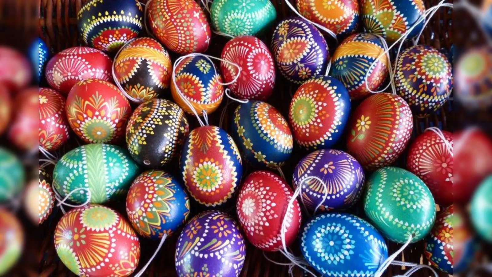 Das Osterei als originelles Kunstobjekt. (Foto: Makrodepecher/pixelio.de)