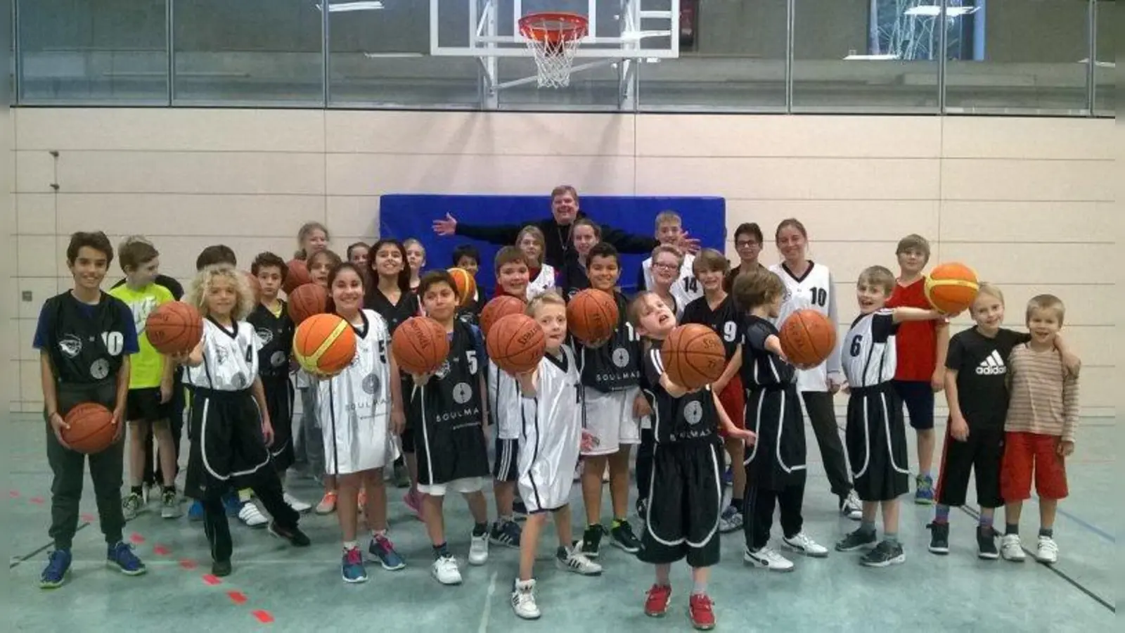 Stolze neue Abteilung: TSV Solln Basketball vereint insgesamt bereits einhundert Mitglieder. Im Hintergrund: Abteilungsleiter Bastian Golic. (Foto: TSV Solln)