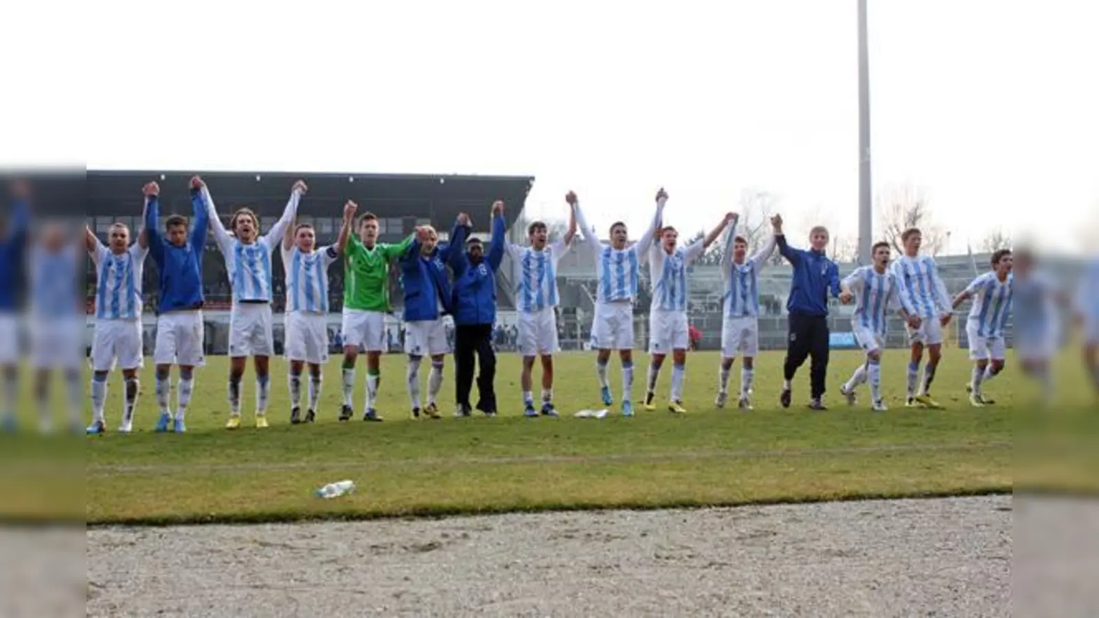 Wollen auch am Sonntag jubeln: Die Junglöwen im Sechzger-Stadion.  (Foto: A. Wild)