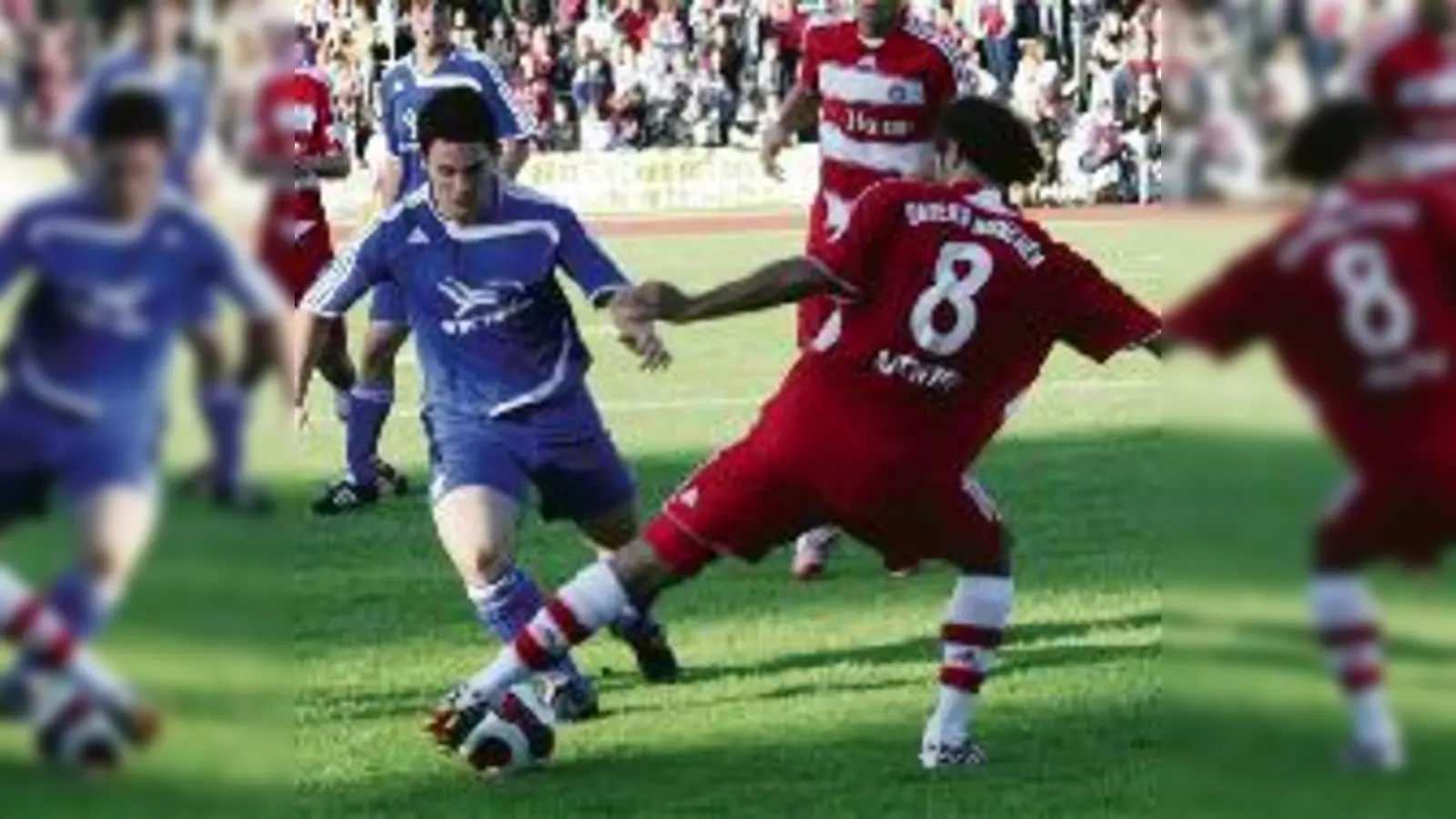 Die FT Gern zeigte viel Kampfgeist, aber auch Respekt. Trotzdem darf Hamit Altintop den Ball hier nicht einfach so mitnehmen. 	 (Foto: wei)