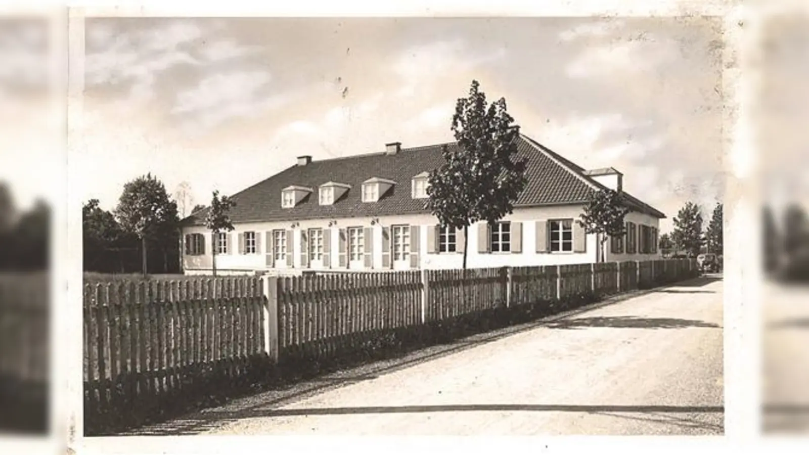 Die ehemalige evangelische Schule an der Schützenstraße in Erding um 1940; das Gebäude war bis Kriegsende ein Heim für die Hitlerjugend.	 (Foto: Sammlung Kurt Bösl, Bildarchiv Museum Erding)