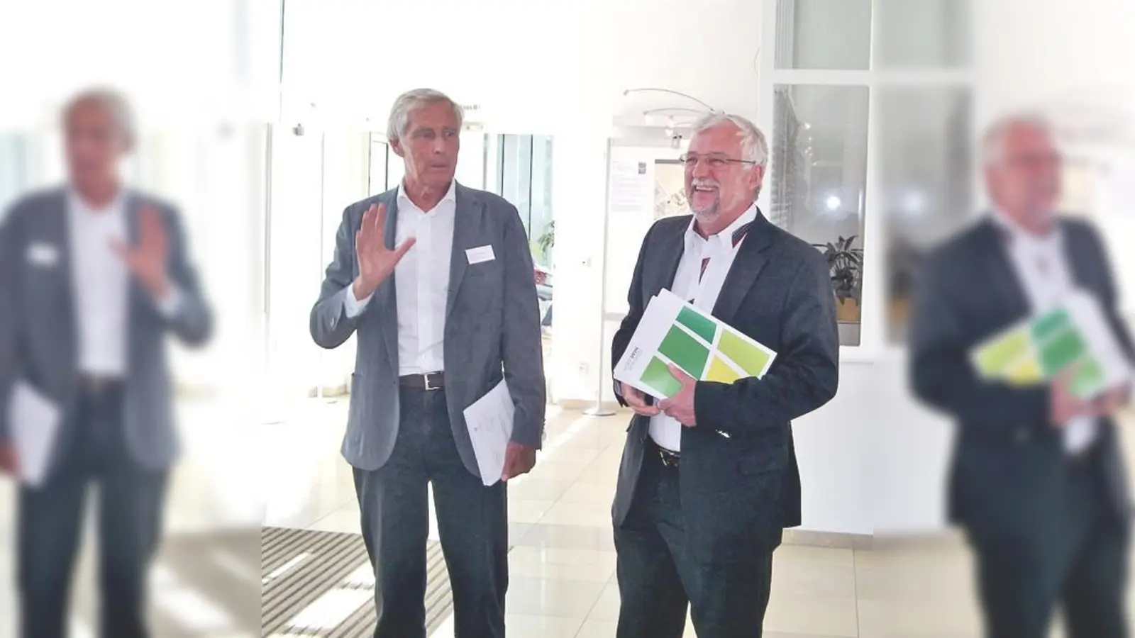 Haars Bürgermeister Helmut Dworzak (rechts) und Jurymitglied Gert F. Goergens freuen sich über die gefundene Lösung.	 (Foto: ikb)