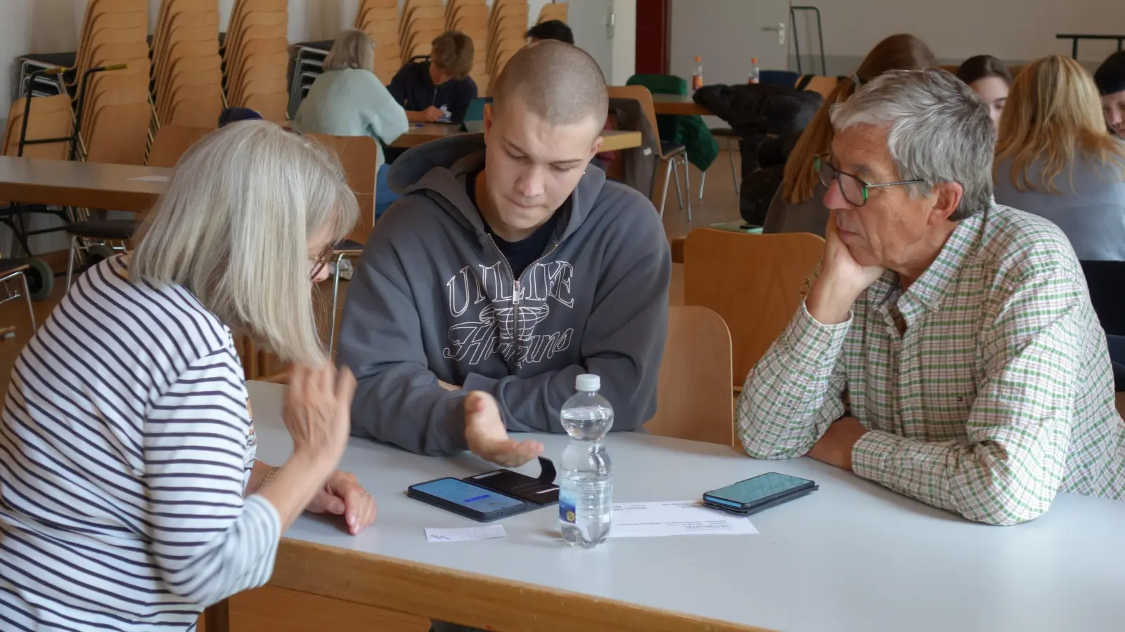Jugendliche der Mittelschule Vaterstetten helfen Senioren bei der Bedienung der Geräte. (Foto: Gemeinde Grasbrunn)