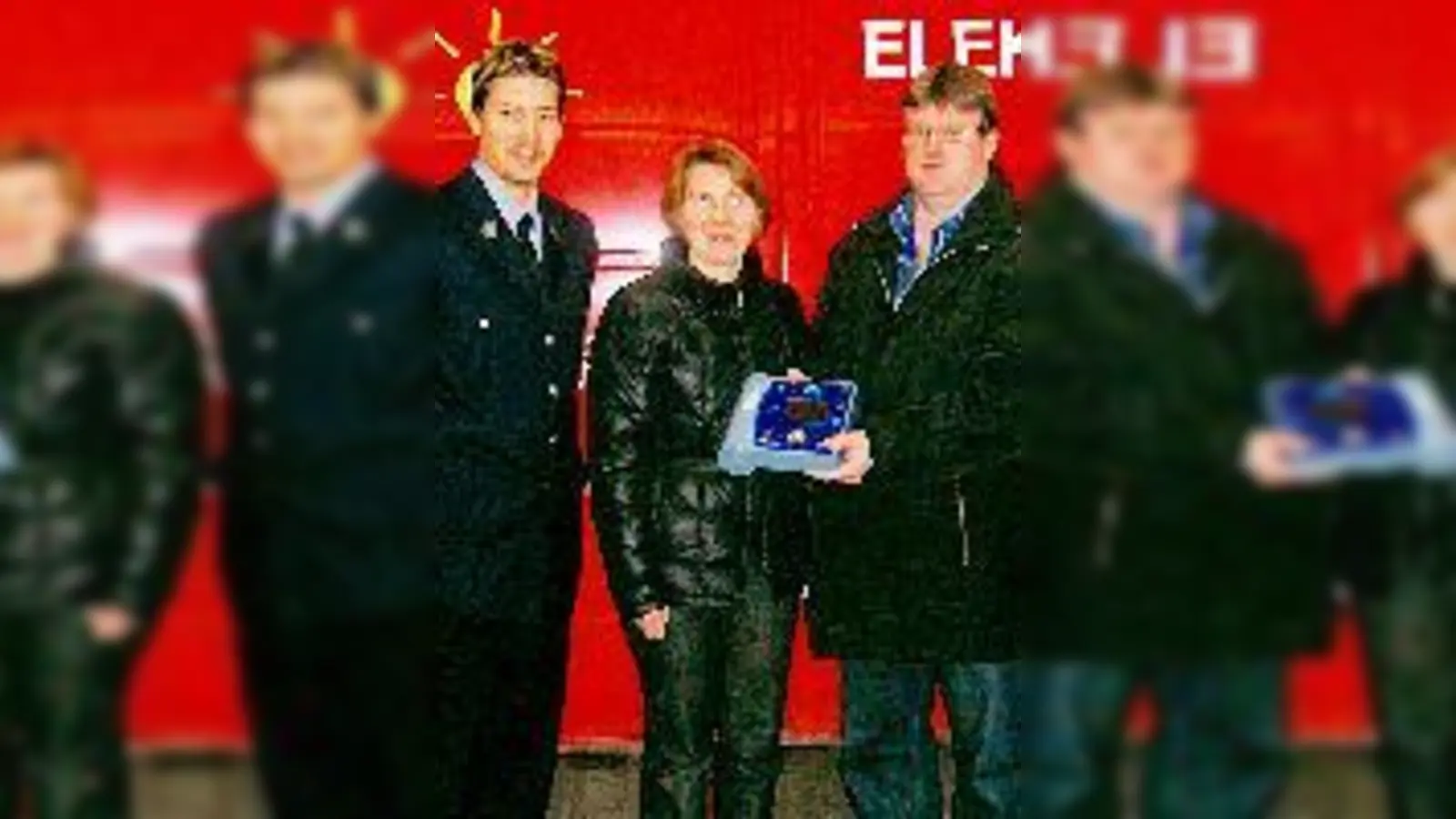V.l.: Stv. Kommandant Thomas Mayerhofer, Feuerwehrsanitäter Florian Lugauer, Susanne und Jürgen Wagner, Feuerwehrarzt Dr. Holger Schmid und Komandant Stefan Maidl.	 (Foto: FWE)